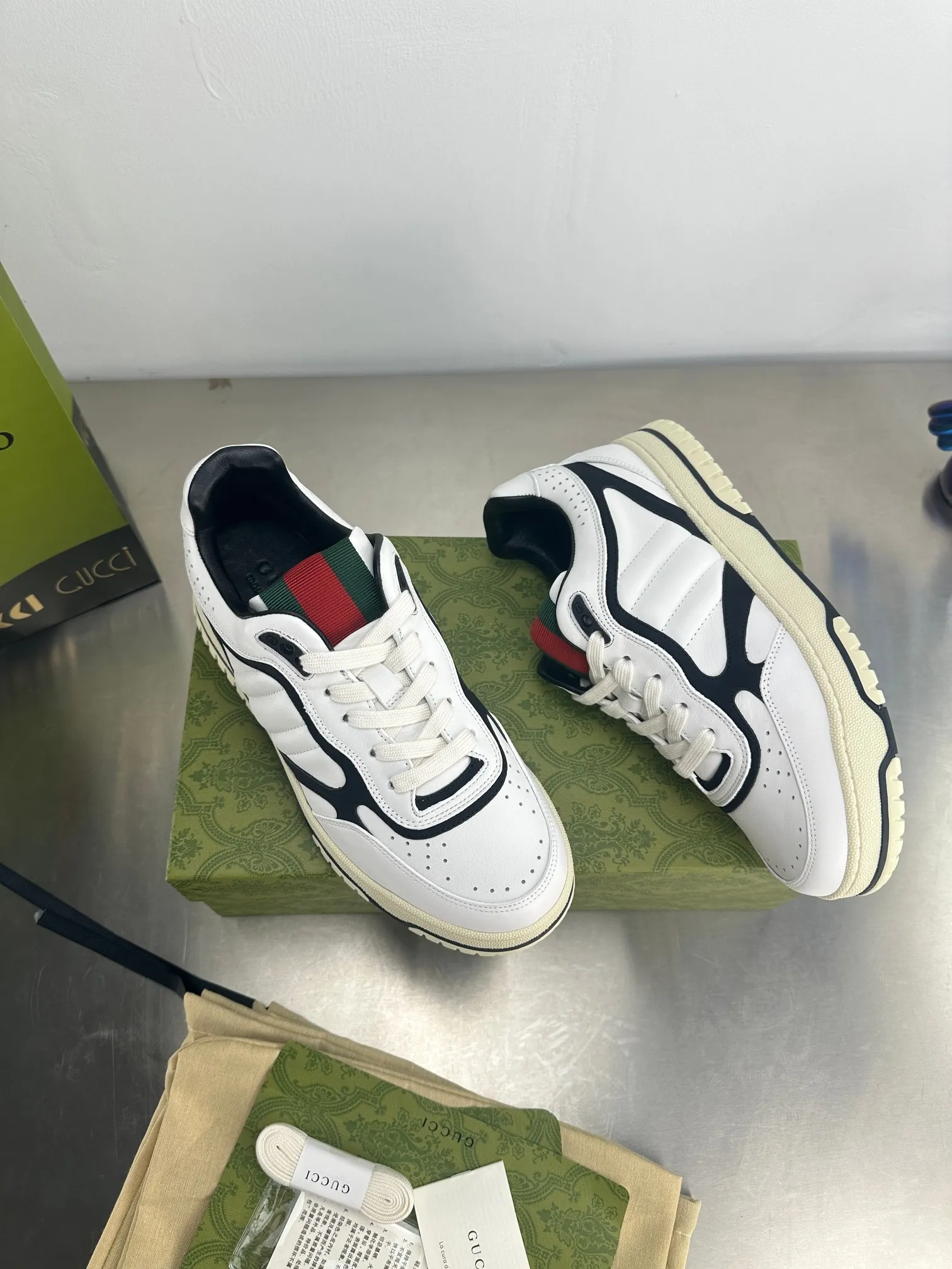👟👟Ex-factory price 600👟👟 Gucci's latest hot-selling series of high and low-cut distressed couple's sneakers are shipped. The original version is purchased, developed and manufactured. This high-low top sneaker adopts a basketball-style silhouette design, cleverly integrated with hollow panels and distressed effects, showing its unique ingenuity. The ingenuity incorporates brand logo details such as interlocking Double G styling accessories and Gucci lettering, a low-key tribute to the brand's design heritage. Exquisite packaging at the delivery counter 🛍📦 ▪️ Fabric: Original customized imported first-layer cowhide ▪️ Inner lining: Imported first-layer cowhide ▪️ Sole: Original molded TPU sole ▪️ Sole thickness: 3cm ▪️ Size: 35-46 (Male 38 46 customized)